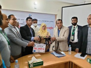 ভোলায় অসহায় নারীদের মাঝে  সেলাই মেশিন বিতরণ