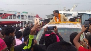 ইলিশা লঞ্চঘাটে আ’লীগের ৩ চেয়ারম্যান  প্রার্থীকে বরণ করতে জনতার ঢল