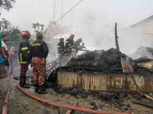 লালমোহনে মুদি ও তুলার গোডাউনে অগ্নিকাণ্ড