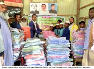 লালমোহনে দ্বীপবন্ধু ঐক্য পরিষদের উদ্যোগে শীতবস্ত্র বিতরণ