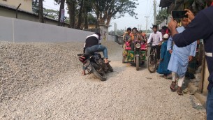 তজুমদ্দিনে সড়কে বালি পাথরের স্তুপ ফেলে রাখায় জনভোগান্তি চরমে