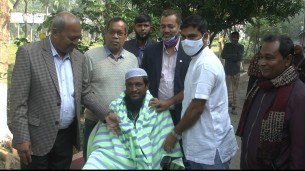 অসহায়দের মাঝে শীতবস্ত্র বিতরণ করলো দৌলতখান মহিলা কলেজ