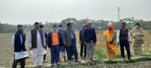 তজুমদ্দিন ও লালমোহনে প্রধানমন্ত্রীর উপহার গৃহ নির্মান কাজ পরিদর্শনে প্রশাসনের কর্মকর্তারা
