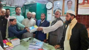 চরফ্যাশনে উৎসব ছাড়াই শিক্ষার্থীদের মাঝে পাঠ্যবই বিতরণ