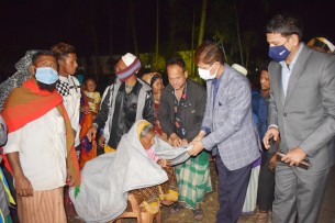 ভোলায় বেদে পরিবারের মাঝে জেলা  প্রশাসকের  শীতবস্ত্র বিতরণ