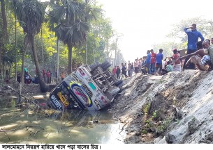 লালমোহনে বাস খাদে পড়ে পথচারীসহ ৩০ যাত্রী আহত