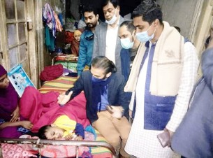 দৌলতখানের অসহায় শিশুর চিকিৎসার  দায়িত্ব নিলেন ডা: রাজ