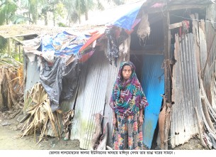 লালমোহনে বৃষ্টি এলেই অন্যের ঘরে আশ্রয় নিতে হয় বিধবা মাঈনূরের