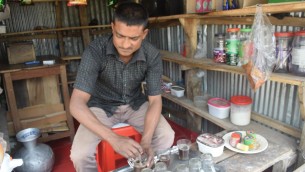 শত বাঁধা পেছনে ফেলে কর্মজীবনে সফল ভোলার দৃষ্টি প্রতিবন্ধী মামুন