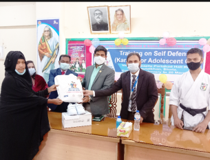 দৌলতখানে আত্মরক্ষার কিশোরীদের  কারাতে প্রশিক্ষণ