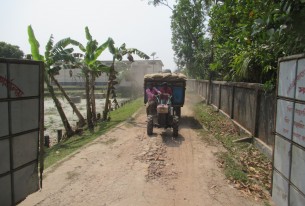 মনপুরার খাদ্যগুদাম রাস্তা যেন মরন ফাঁদ যে কোন মুহুর্তে দুর্ঘটনা ঘটার আশঙ্কা