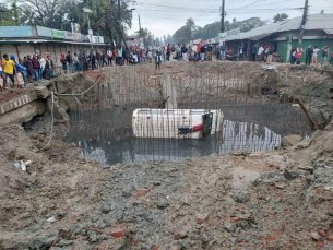 চরফ্যাসনে নিয়ন্ত্রণ হারিয়ে কার্লভাটের খাদে এ্যাম্বুলেন্স