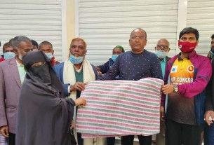 দৌলতখানে শীতার্তদের মাঝে কম্বল বিতরণ