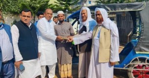 বোরহানউদ্দিনে চুরি হওয়া অটো চালকের পাশে এমপি মুকুল