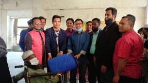 লালমোহনে শীতার্তদের মাঝে শীতবস্ত্র বিতরণ