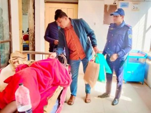 ভোলায় ভারসাম্যহীন বৃদ্ধার চিকিৎসার দায়িত্ব নিলেন পুলিশের এসআই