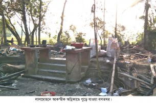 লালমোহনে চোখের সামনেই পুড়ে ছাই বসতঘর