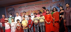 ভোলায়  মেলার মঞ্চে মাতালেন সুরেরধারা ও ভোরের পাখিরা