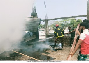 লালমোহনে চার গোডাউনে আগুন অন্তত ১০ লক্ষ টাকার ক্ষতি