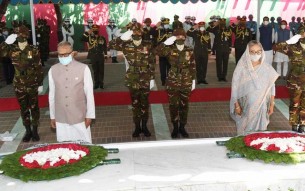বঙ্গবন্ধুর সমাধিতে রাষ্ট্রপতি ও প্রধানমন্ত্রীর শ্রদ্ধা