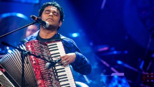 মঞ্চ মাতাচ্ছেন এ আর রহমান