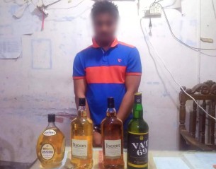 চরফ্যাশনে বিদেশি মদসহ মাদক কারবারি আটক