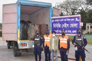 ভোলার ইলিশা থেকে ৩২ ব্যারেল  চোরাই সয়াবিন তেল জব্ধ