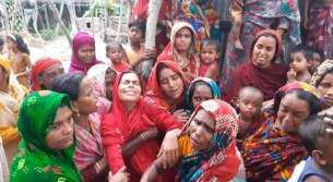 পরিবারের এক মাত্র উপার্জনক্ষম ব্যক্তিকে হারিয়ে নির্বাক জেলে আমির হোসেনের বাবা- মা ও স্ত্রী