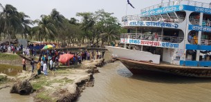 মনপুরা লঞ্চঘাটে পন্টুন না থাকায় যাত্রীদের দুর্ভোগ