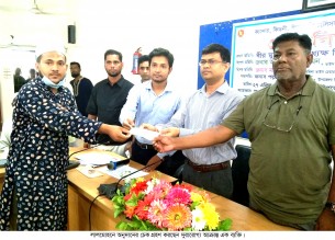 লালমোহনে দুরারোগ্য আক্রান্তদের মাঝে অনুদানের চেক বিতরণ