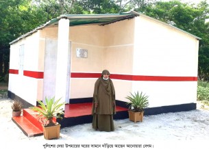 আনোয়ারার মুখে হাসি ফুঁটেছে পুলিশের উপহারের ঘর পেয়ে