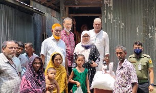 বাংলার কণ্ঠের সংবাদ প্রচারের পর তজুমদ্দিনে সেই চান মিয়াকে খাদ্য  সামগ্রী ও অর্থ দিলেন ইউএনও