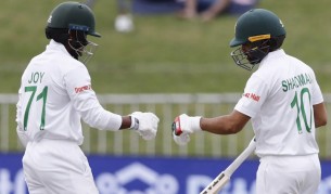 আলোর স্বল্পতায় খেলা আগেভাগেই শেষ, বাংলাদেশের ভয়াবহ শুরু