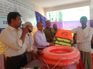 প্রাণহানির ঝুঁকি কমাতে জেলেদের মাঝে  জীবনরক্ষাকারী সামগ্রী বিতরণ