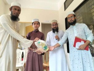 দৌলতখানে নূরানী বিভাগের শিক্ষার্থীদের মাঝে ঈদ সামগ্রী ও পাঞ্জাবী বিতরণ