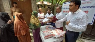 ভোলায় সুবিধাবঞ্চিতদের মাঝে নগদ অর্থ ও ঈদ বস্ত্র বিতরণ