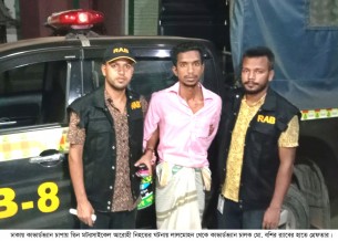 লালমোহন থেকে র‌্যাবের  হাতে চালক গ্রেফতার