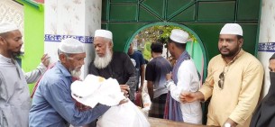 ভোলায় ইসমাইল বেকারির আয়োজনে ইফতার সামগ্রী বিতরণ