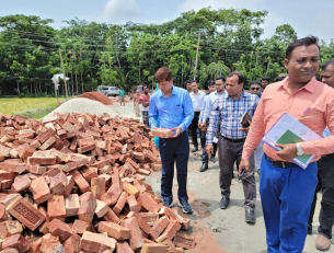 বোরহানউদ্দিনে প্রধানমন্ত্রীর উপহারের নির্মানাধীন ঘর পরিদর্শন করলেন জেলা প্রশাসক