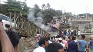 লালমোহনে বেইলি ব্রিজ ভেঙে খালে পাথর বোঝাই ট্রাক অটোরিকসা
