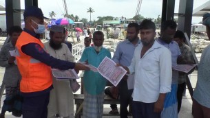 ভোলায় নৌ নিরাপত্তার জন্য কোস্টগার্ডের লিফলেট বিতরণ ও প্রচারণা