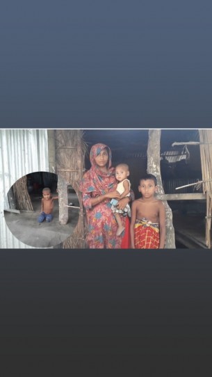 রাজাপুরে তিন সন্তানকে নিয়ে মানবেতর  জীবনযাপন করছে ভিক্ষুক জোছনা