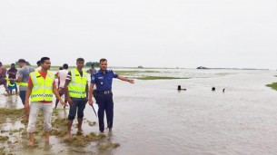 দৌলতখানের চরে সন্ত্রাসী হামলা গরু ভেড়া ও ট্রাক্টর লুট