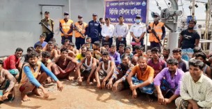 মেঘনায় কোস্টগার্ডেও অভিযান ৪ ট্রলারসহ ৭৯ জেলে আটক