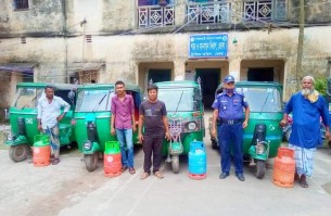 ভোলায় ট্রাফিক পুলিশের অভিযানে সিলিন্ডারযুক্ত ৪ সিএনজি আটক