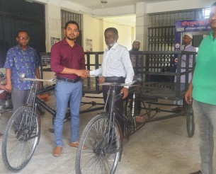 দৌলতখান হাসপাতালে বর্জ্য অপসারণের  ভ্যান উপহার দিলো পৌরসভা