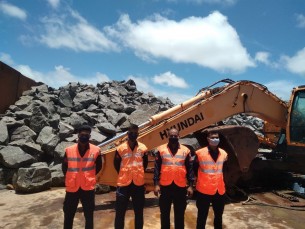 চরফ্যাসনে ভেসে আসা বার্জ মালিক পক্ষকে বুঝিয়ে দিয়েছে কোস্টগার্ড