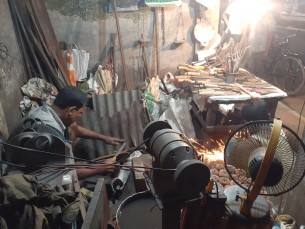 ভোলায় আধুনিকতার ছোঁয়ায় ছেড়ে দিচ্ছে অনেকেই কামার পেশা