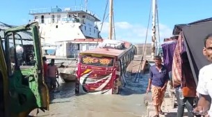 অতি জোয়ারের পানিতে তলিয়ে গেছে   ভোলার ইলিশা ফেরি ও লঞ্চ ঘাট