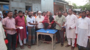 মনপুরায় আগুনে ক্ষতিগ্রস্থ ১২ ব্যবসায়ীকে অনুদান দিলেন এমপি জ্যাকব